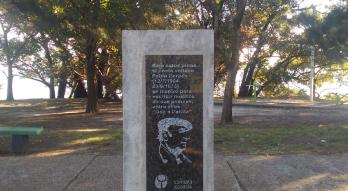 Imagen de placa en homenaje a Neruda